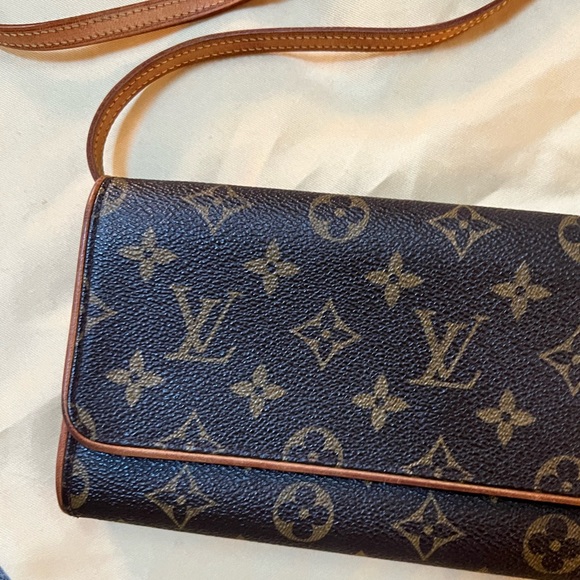 Louis Vuitton Pochette Clutch PM Monogram Canvas Crossbody bag in Brown - Picture 3 of 15